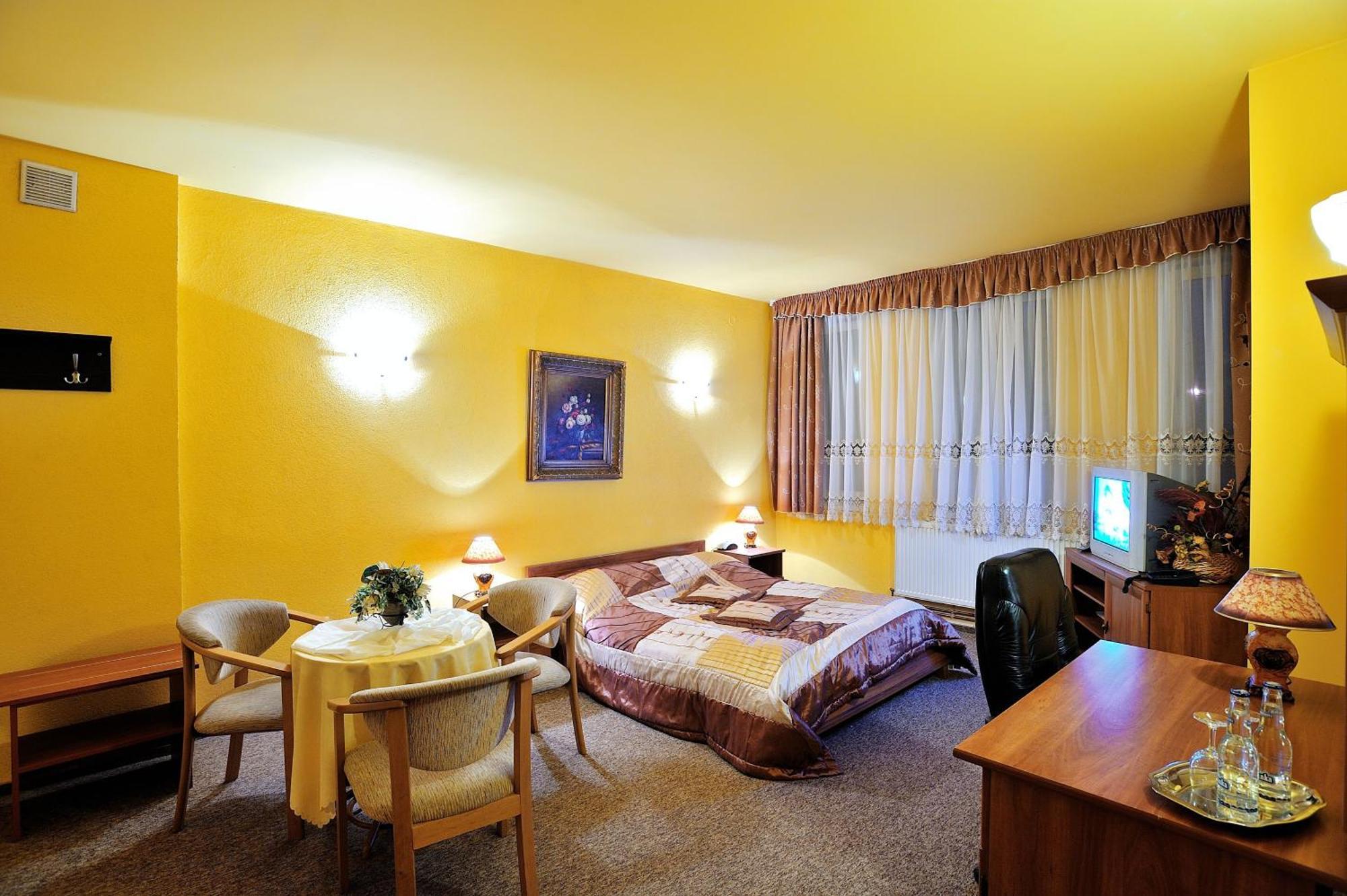 Hotel Restauracja Twist Кросно Екстер'єр фото