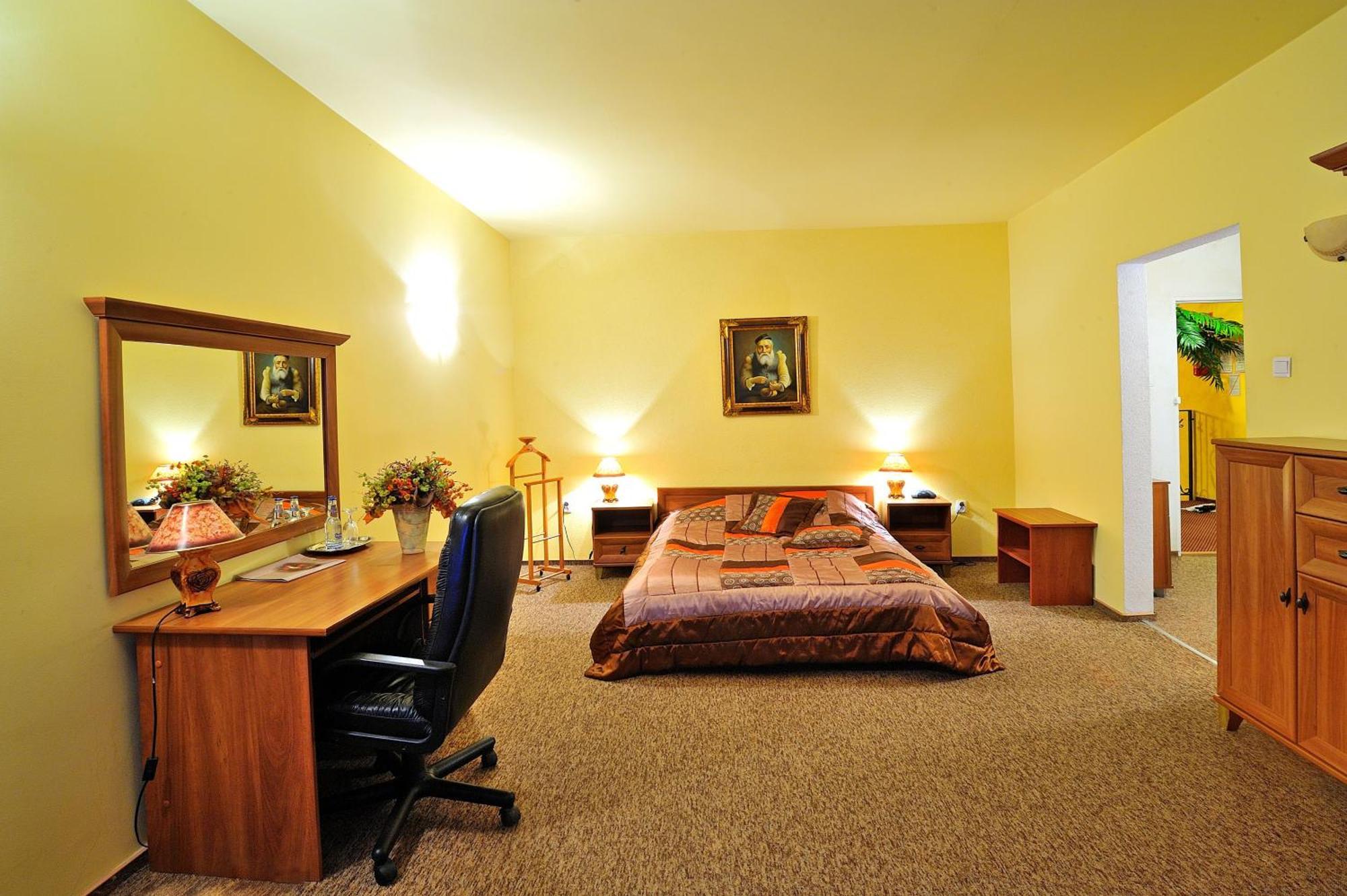 Hotel Restauracja Twist Кросно Екстер'єр фото